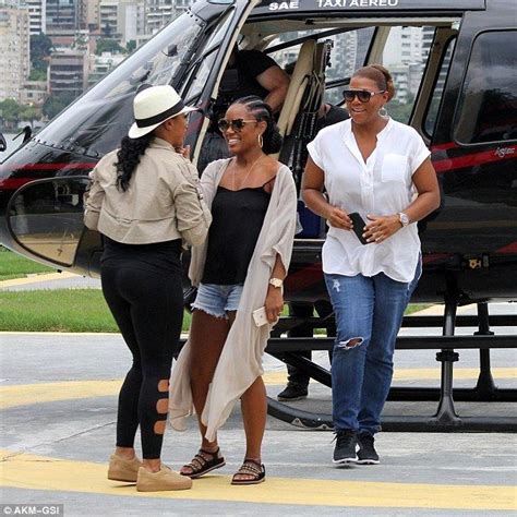 Queen Latifah Flies Into Rio And Enjoys A Beer With The Locals Queen