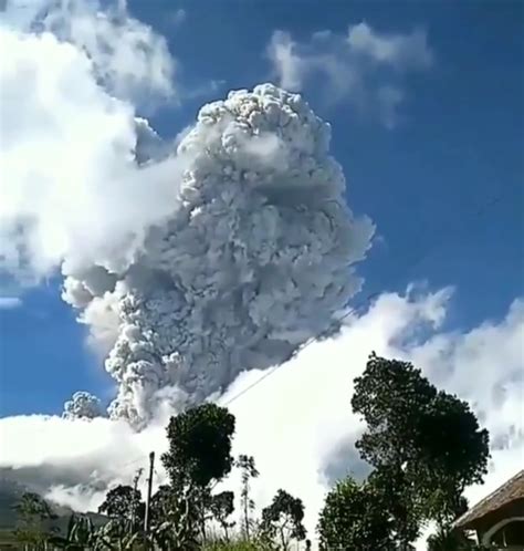 Gunung Merapi Erupsi Lagi, Penerbangan masih Normal