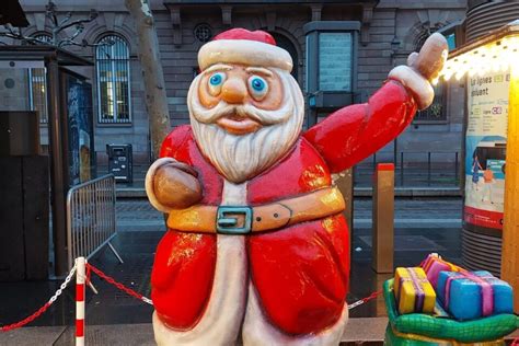 Avec Son Drôle De Regard Ce Père Noël Du Marché De Strasbourg Fait Un