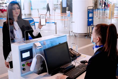 V Rification Du Passeport Vaccinal Par Le Personnel Au Sol Au Terminal