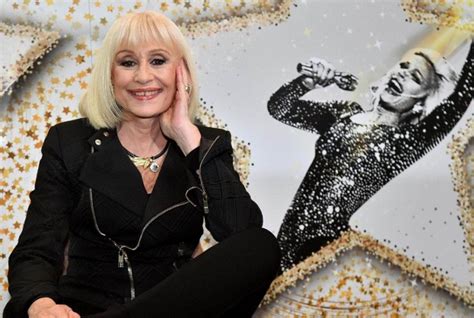 Raffaella Carrà Famiglia Cristiana rivela come aiutava i poveri