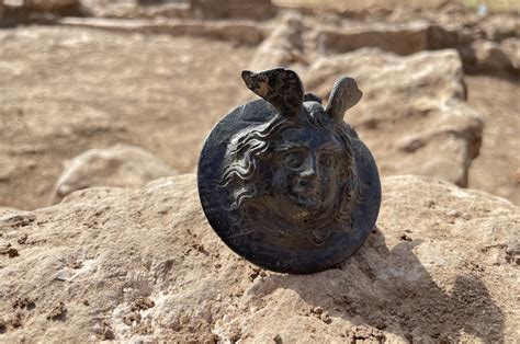 Archaeologists find a 1 800 year old military medal in Türkiyes Perre