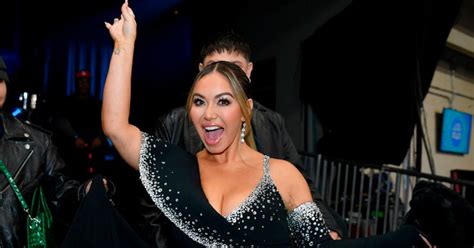 Chiquis Rivera posa en bikini y su tío le pide que se ponga ropa