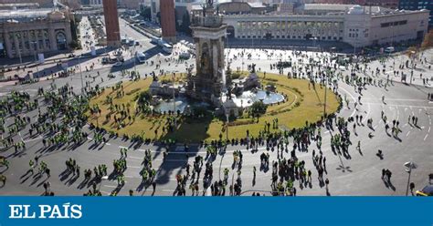 Els Taxistes En Vaga Ocupen La Pla A Despanya De Barcelona Quadern