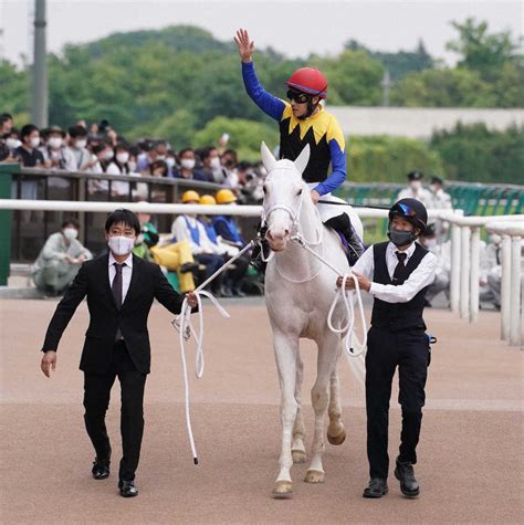 ＜ヴィクトリアマイル＞レースを制したソダシ。鞍上の吉田隼は観客席のファンに手を振る（撮影・郡司 修） ― スポニチ Sponichi