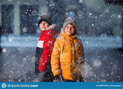 Dos Ni Os Peque Os De Primaria Caminando Al Colegio Durante La Nevada