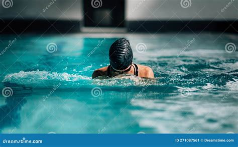 Mujer Nadando En La Piscina Imagen De Archivo Imagen De Swimwear