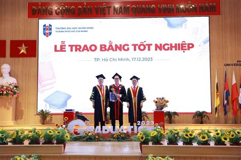 hub chuc mung tan tien  thac  cu nhan trong le tot nghiep mua