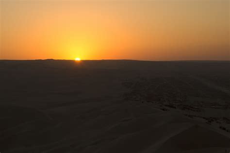 Premium Photo | Sunset in huacachina desert, peru