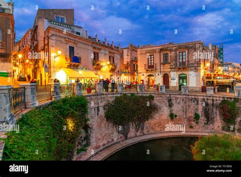 siracusa sicily island italy night view   fountain  arethusa