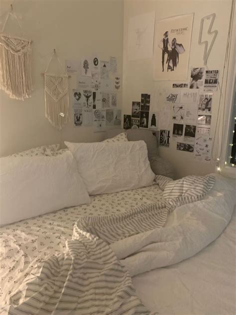 Pin by ౨ 𝑒𝓁𝒶𝒾𝓃𝑒 ৎ on dorm inspo ୨୧ Bedroom makeover Room