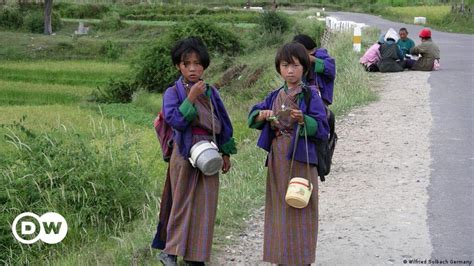 Bhutan school girls | DW Global Media Forum | DW | 05.04.2012