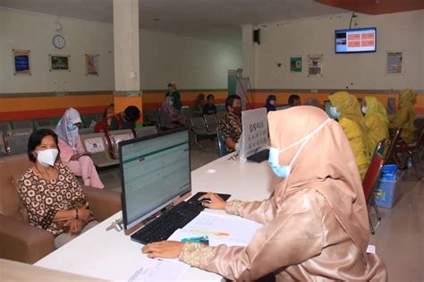 Semarakkan HUT Kota Parepare Staf RSAM Kenakan Pakaian Adat Bugis