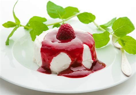 Jogurtowa Panna Cotta Z Musem Malinowym Doradcasmaku Pl