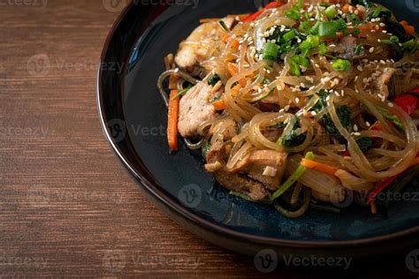 Nouilles Japchae Ou Vermicelles Cor Ennes Saut Es Aux L Gumes Et Au