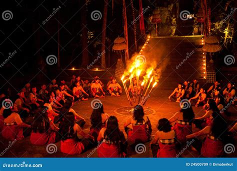 Balinese Frauen Kecak Feuer Tanz Erscheinen Redaktionelles Stockbild