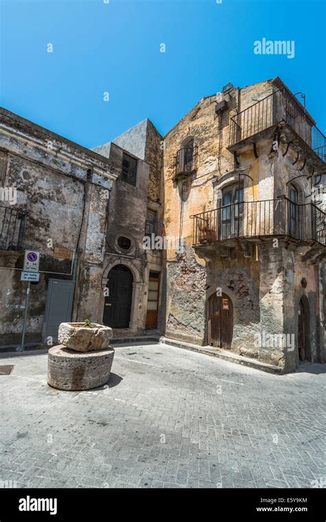 Traditional old Sicilian houses in Forza d'Agro, Sicily Stock Photo - Alamy