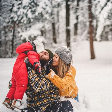 19 Beautiful Winter Family Photo Outfits (New For 2024!) - ljanestyle