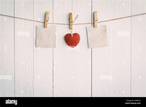 Deux Vieux Papier Vierge Et Coeur Rouge Pendaison Sur Fond De Bois