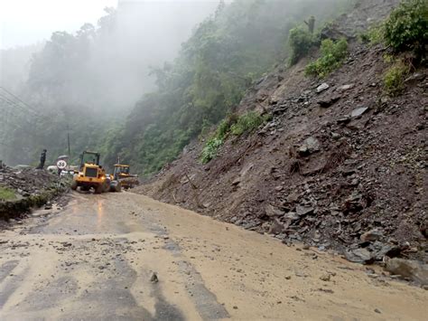 मौवाखोलामा पहिरो खस्दा पृथ्वी राजमार्ग अवरुद्व