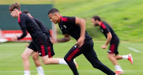 Leeds Premier League Preview And Midfield Talk The Busby Babe