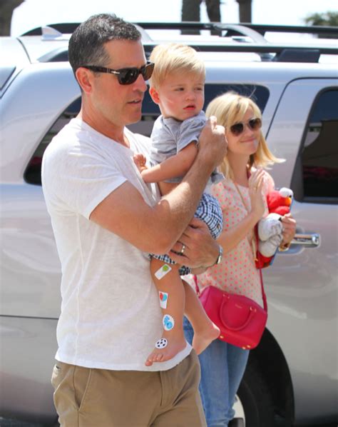 Reese Witherspoon & Family Out For Lunch In Santa Monica | Celeb Baby Laundry