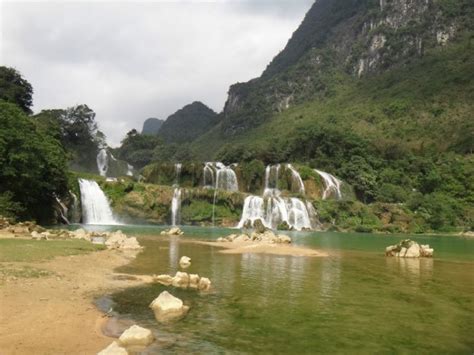 Thac Ban Gioc waterfall on the border of Vietnam and China | Foto ...