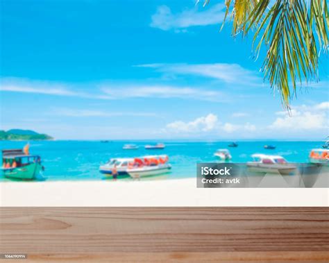 Meja Kayu Kosong Di Latar Belakang Pantai Berpasir Putih Foto Stok