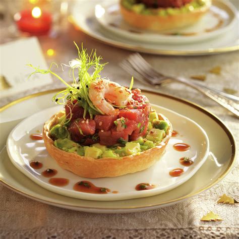 Tartar de atún aguacate y gambas una tartaleta muy navideña