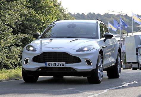 Aston Martin DBX Hybrid Abgelichtet Magazin