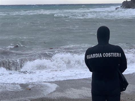 Malore In Spiaggia Ai Bagni Lallo Trovato Morto Anziano Turista