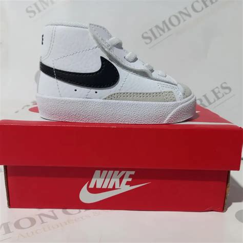 '77 INFANT SHOES IN WHITE/BLACK SIZE 4.5 4553748-Simon Charles Auctioneers