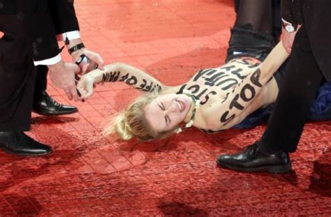 Eine Nackte Demonstrantin Steht Am Montag In Hannover Beim