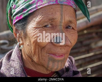 Ziro Arunachal Pradesh India Retrato De La Vieja Mujer