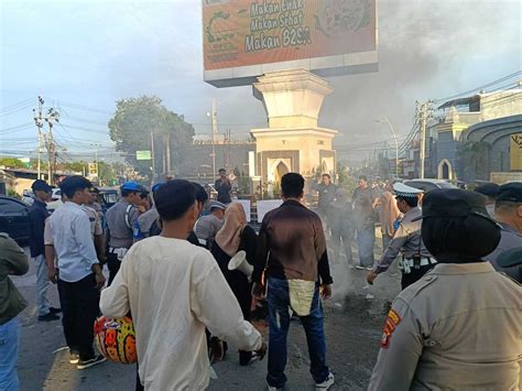 Aksi Bakar Ban Di Perlimaan Gorontalo Nyaris Ricuh Go Pena