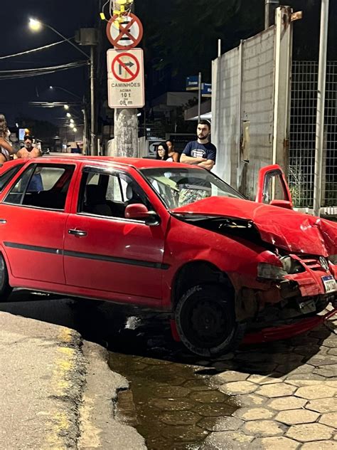 Motorista Embriagado Bate Contra Ve Culo Estacionado Dentro De P Tio