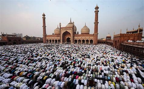 Eid Ul Fitr 2024 देशभर में आज मनाया जा रहा है ईद का जश्न एक दूसरे के