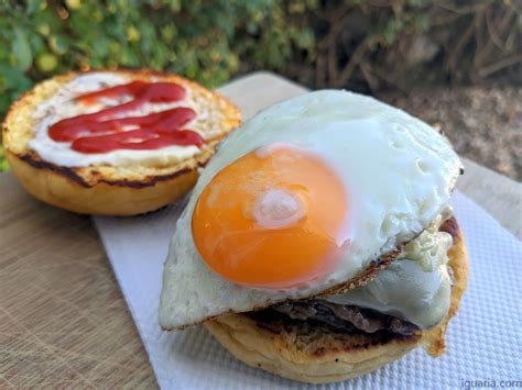 Hambúrguer No Pão Com Queijo E Ovo Estrelado • Iguaria Receita E Culinária