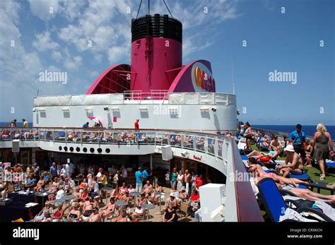 Passagiere Sonnenbaden Auf Kreuzfahrt Schiff Ocean Village Zwei