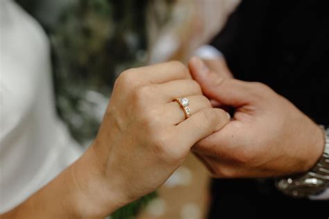 Anillos De Boda En Las Manos Del Novio La Novia Y El Novio Cogidos De