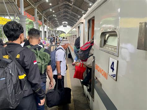 Penumpang Masih Ramai Daop 8 Klaim Keberangkatan KA Tepat Waktu