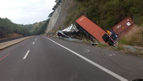 Video Tráiler con doble remolque se accidenta en la Autopista de