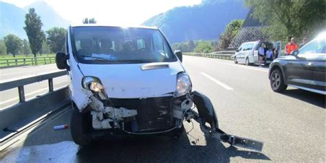 Lieferwagen Verliert Auf Der Autobahn A In Mollis Gl Defekten Reifen