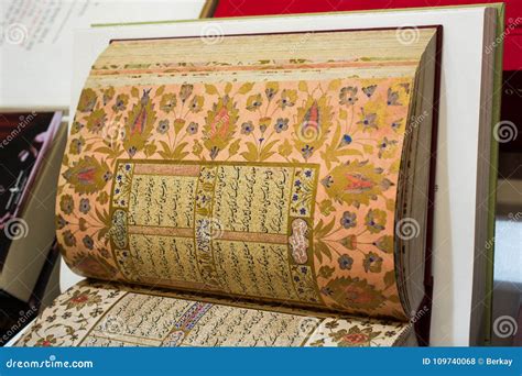 Quran Der Heiligen Schrift Mit Offenen Seiten Stockfoto Bild Von