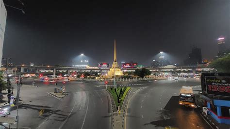 Victory Monument Roundabout Illuminated Cu Phosco