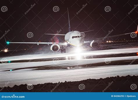 Passenger Airplane Takes Off During Heavy Snow Stock Image Image Of Approach Commercial 84286295