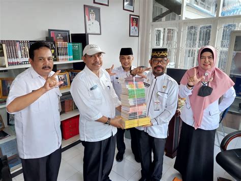 InfoPublik Budayawan Melayu Kepri Hibahkan Buku Karangannya Ke