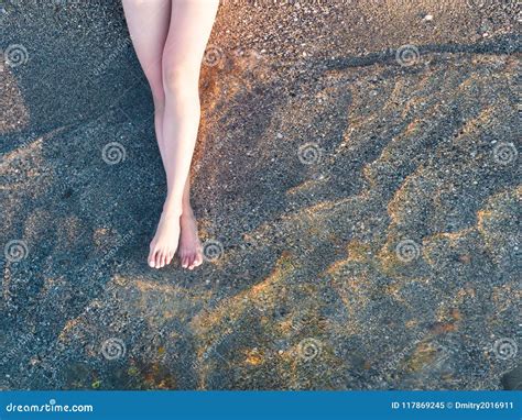 Pies Femeninos Que Se Relajan En La Playa Arenosa Que Pasa Por Alto El