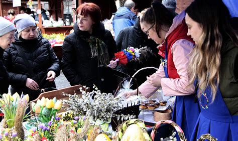 Jarmark Wielkanocny Na Rynku G Wnym W Grudzi Dzu Na Stoiskach