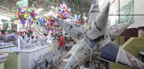 Artesanos Elaboran Pi Atas Para Las Fiestas Decembrinas Carlos Martin